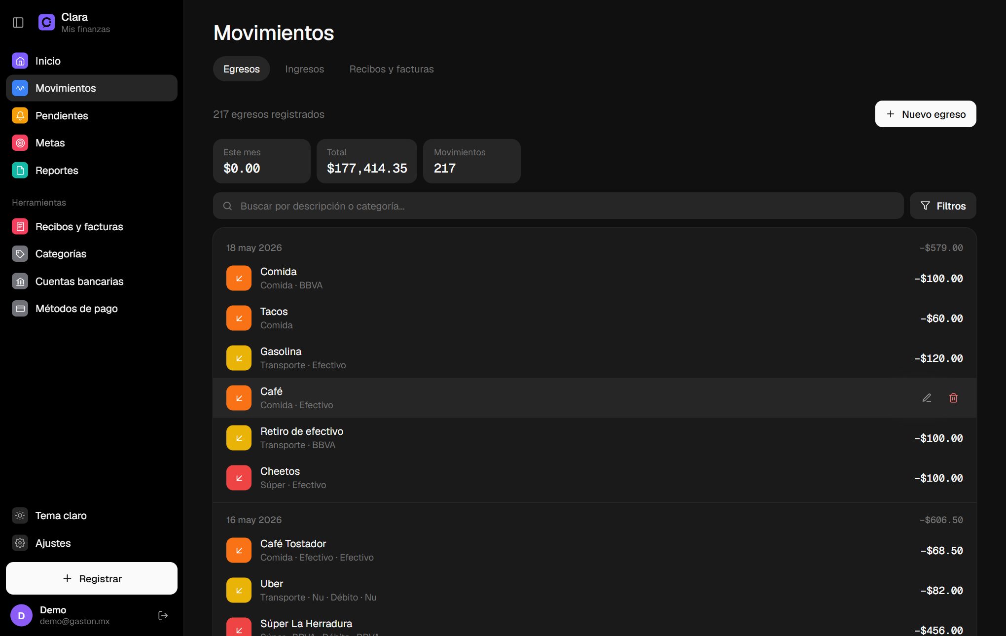 Lista de movimientos agrupada por día con totales